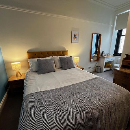 The Corrie Hotel Bagian luar foto